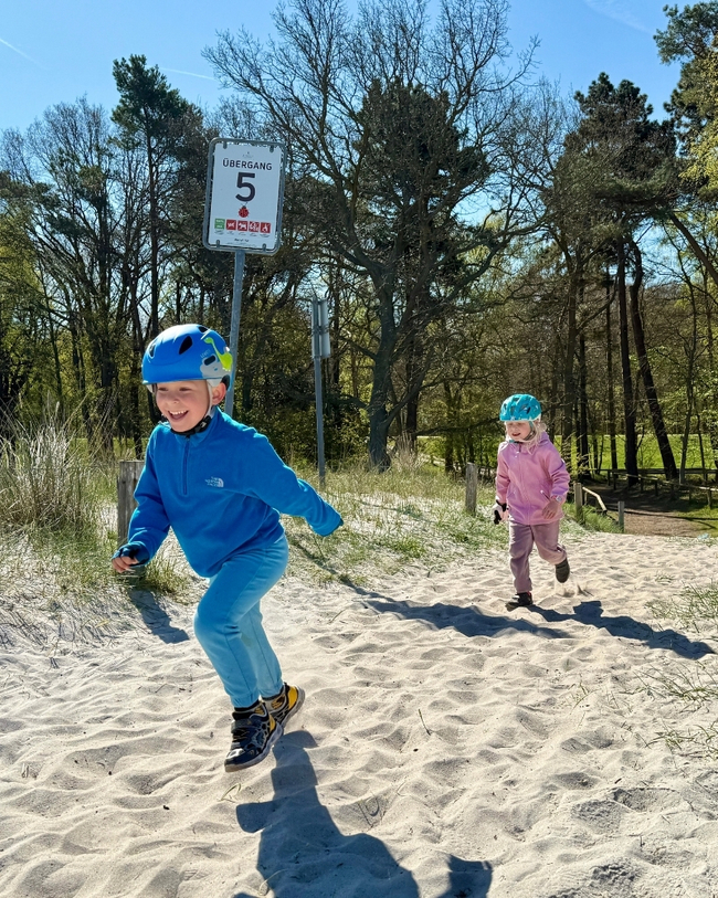 Kinder rennen am Strand in Zingst