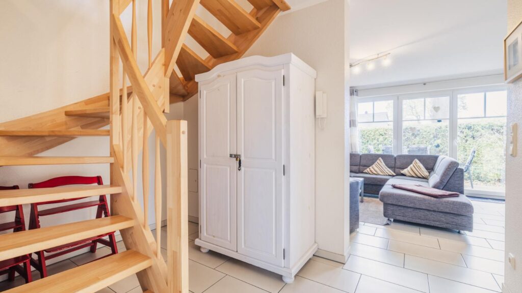 Flur mit Treppe ins DG