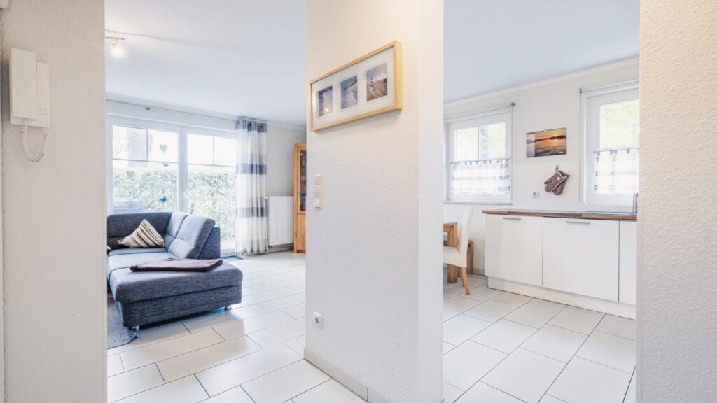 Flur mit Einblick ins Wohnzimmer