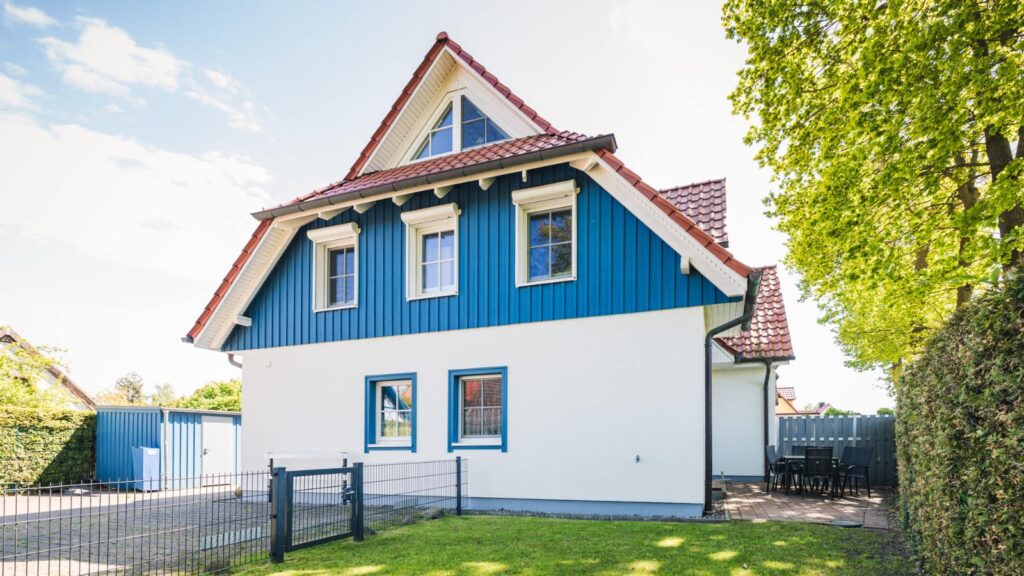 Gartenseite mit Terrasse