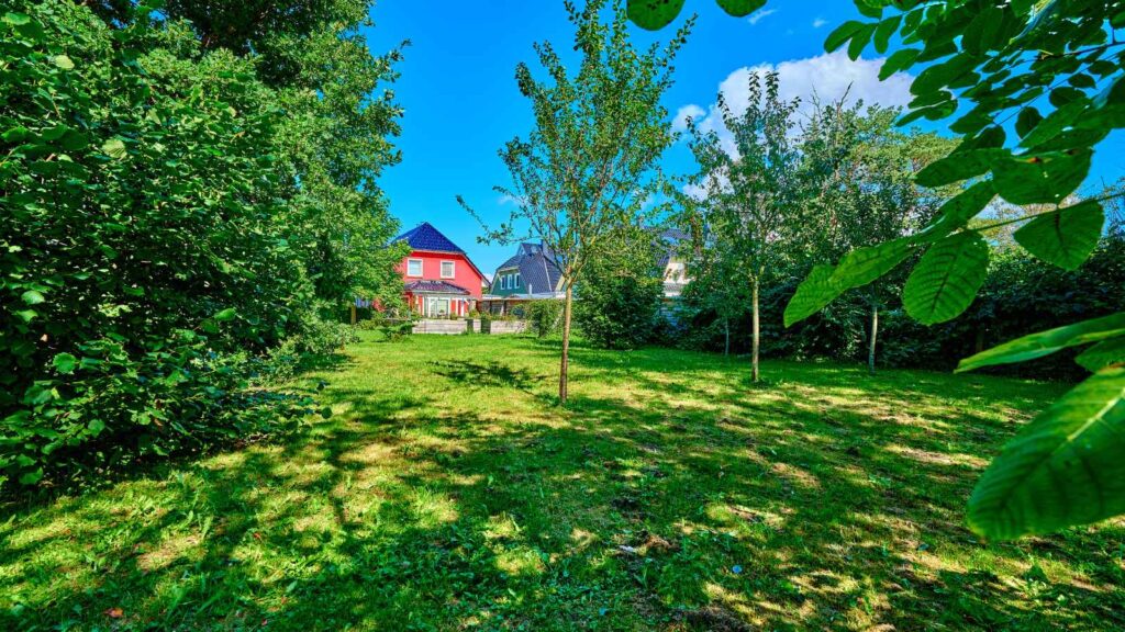 Baugrundstück in Zingst mit Weitblick über Grünflächen – Grehn Immobilien