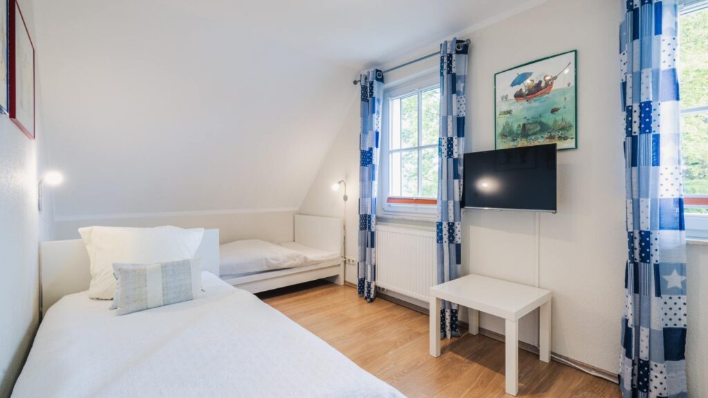 Kinderzimmer mit 2 Einzelbetten & TV