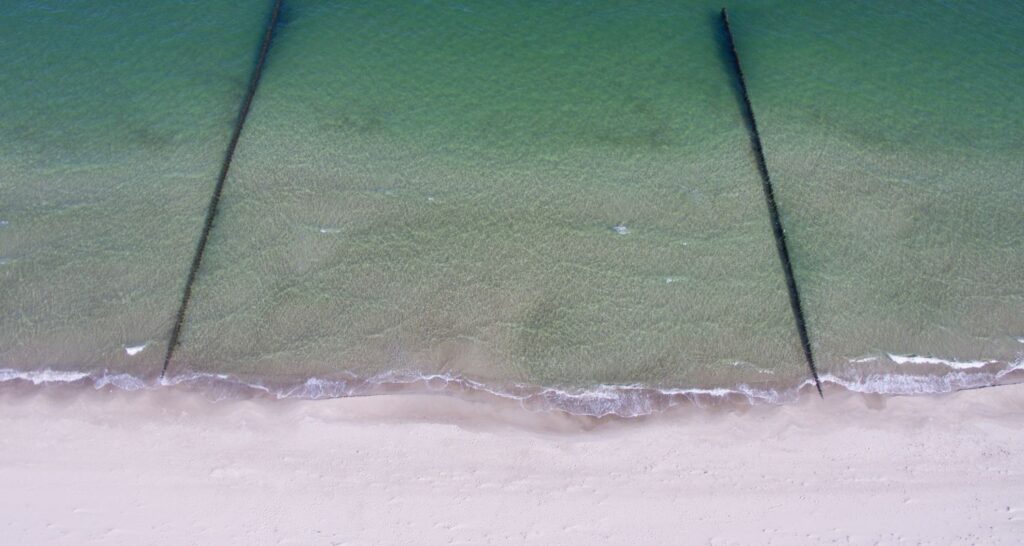 Drohnenaufnahme Ostseestrand mit Buhnen