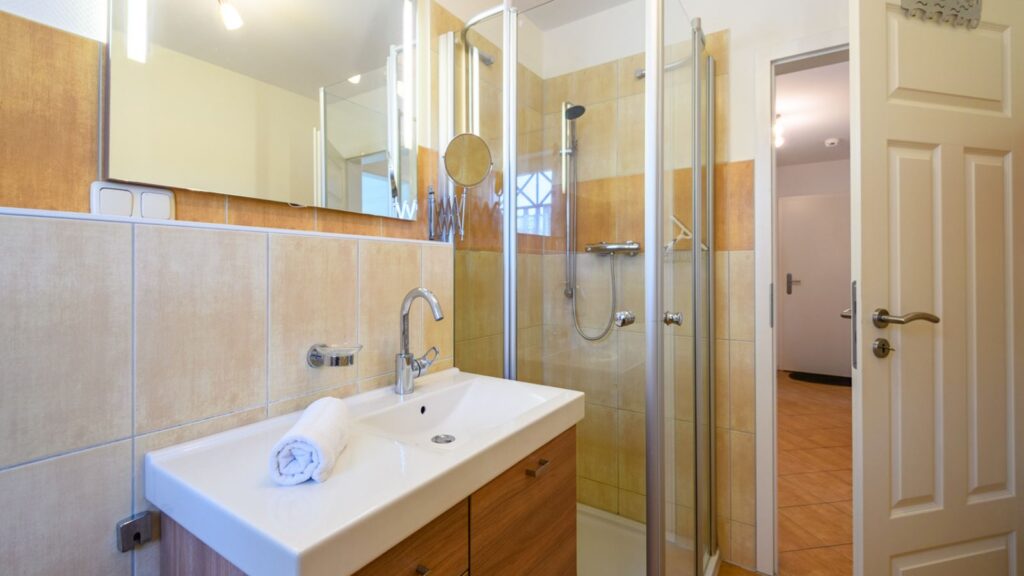 Badezimmer mit ebenerdiger Dusche