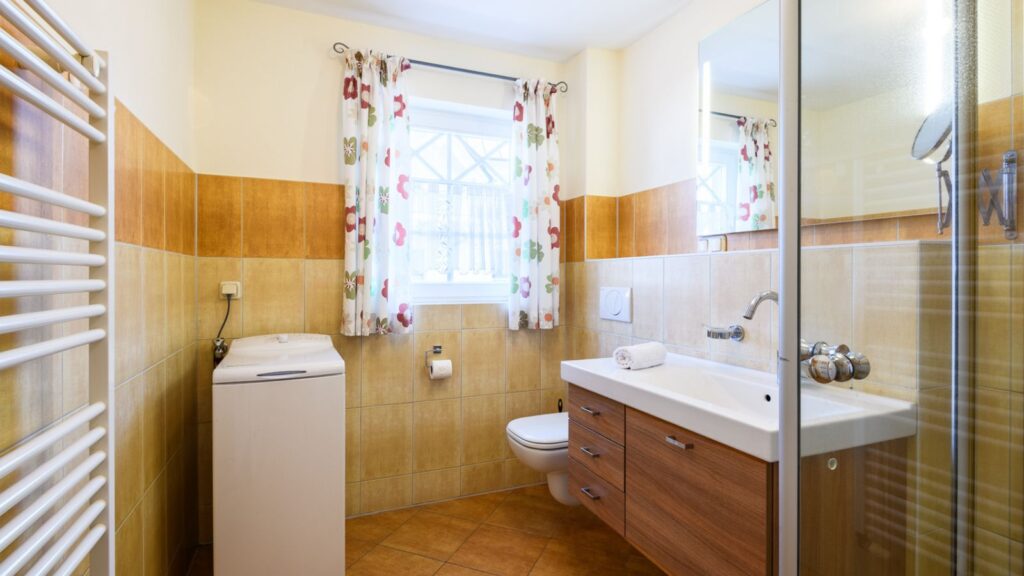 Badezimmer mit Fenster