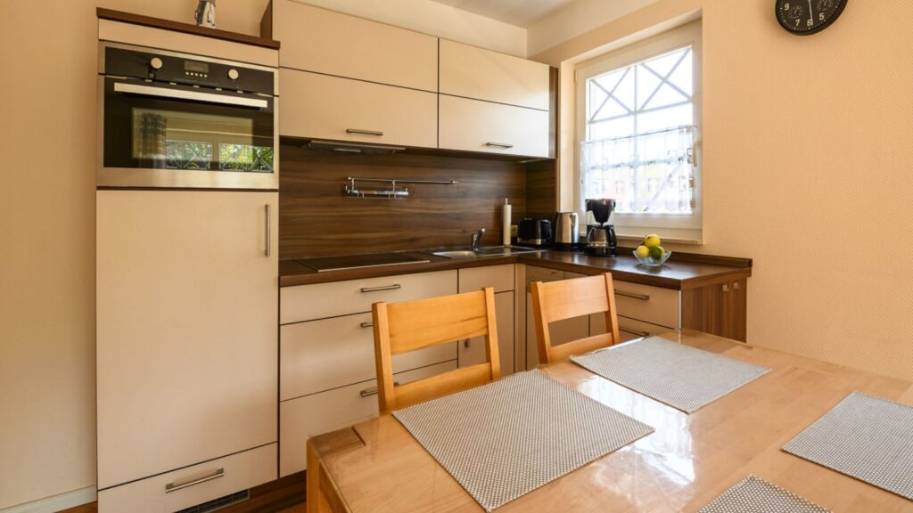 Einbauküche mit Essbereich