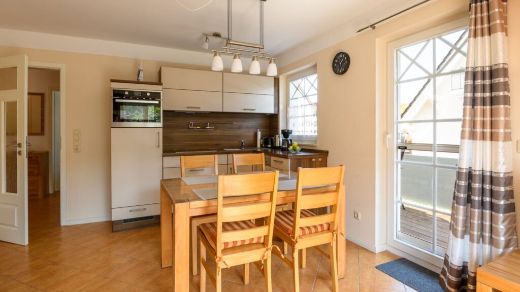 Einbauküche mit Essbereich