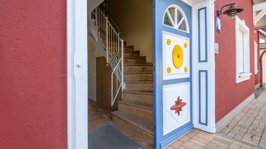 Hauseingang mit Darßer Tür