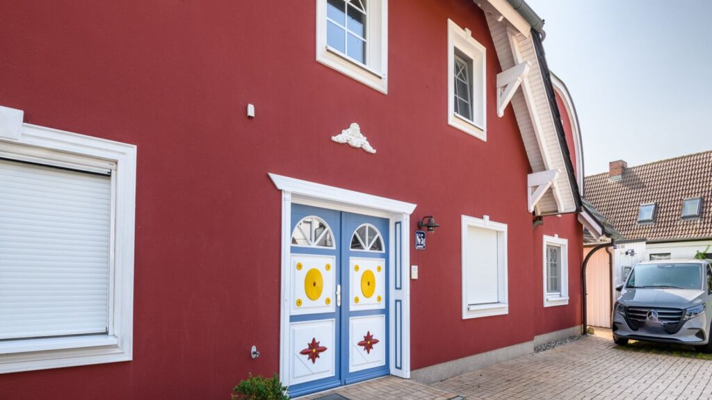 Hauseingang mit Stellplatz