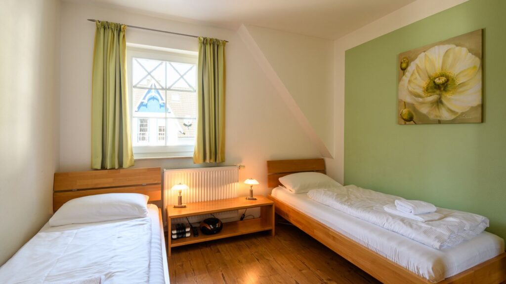 Schlafzimmer mit 2 Fenstern