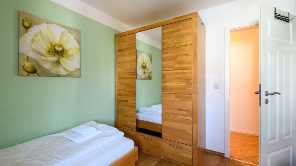 Schlafzimmer mit 2 Fenstern