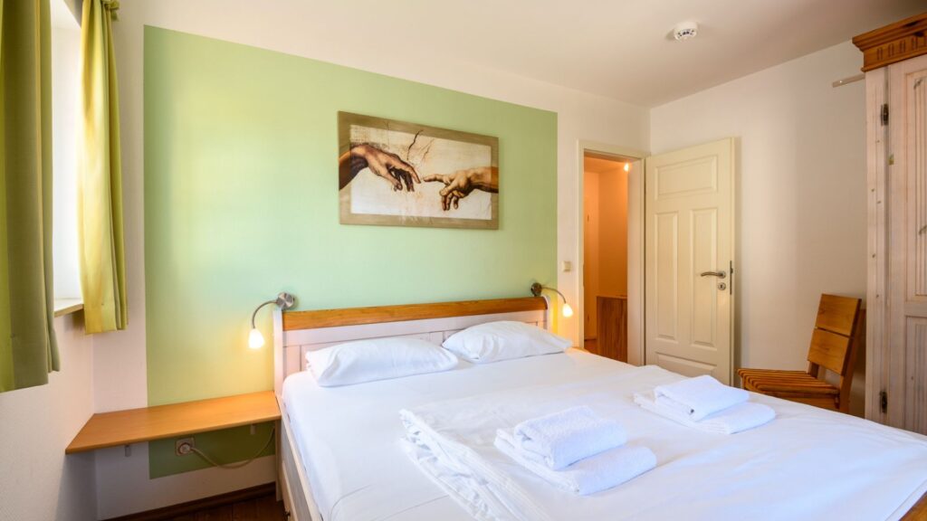 Schlafzimmer mit 2 Fenstern