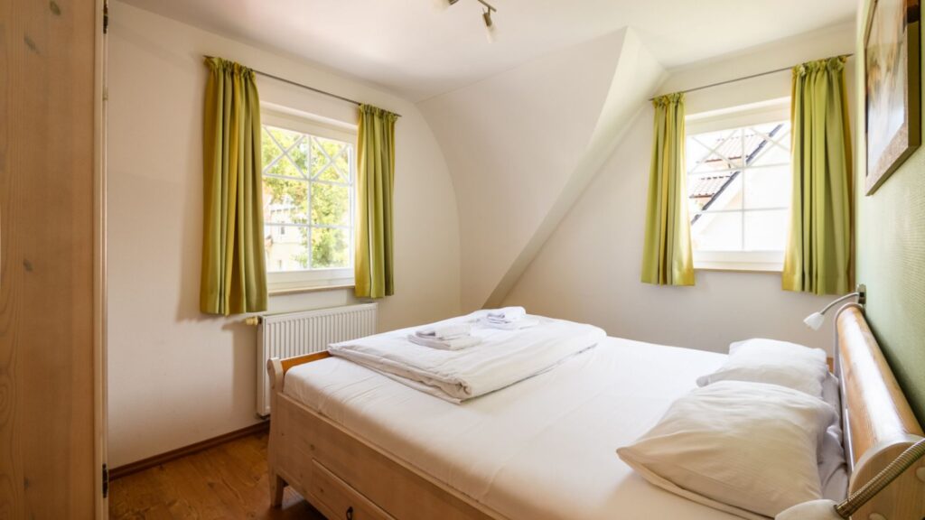 Schlafzimmer mit 2 Fenstern