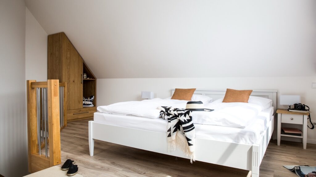 Schlafzimmer mit Fenster nach Osten – Maisonette-Ferienwohnung in Zingst