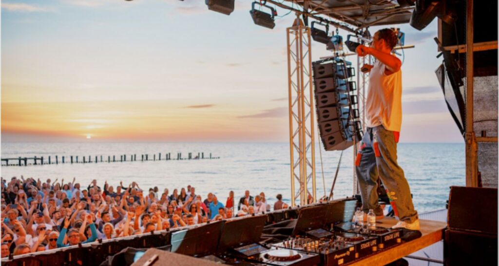Zingst Konzert am Strand DJ Alle Farben