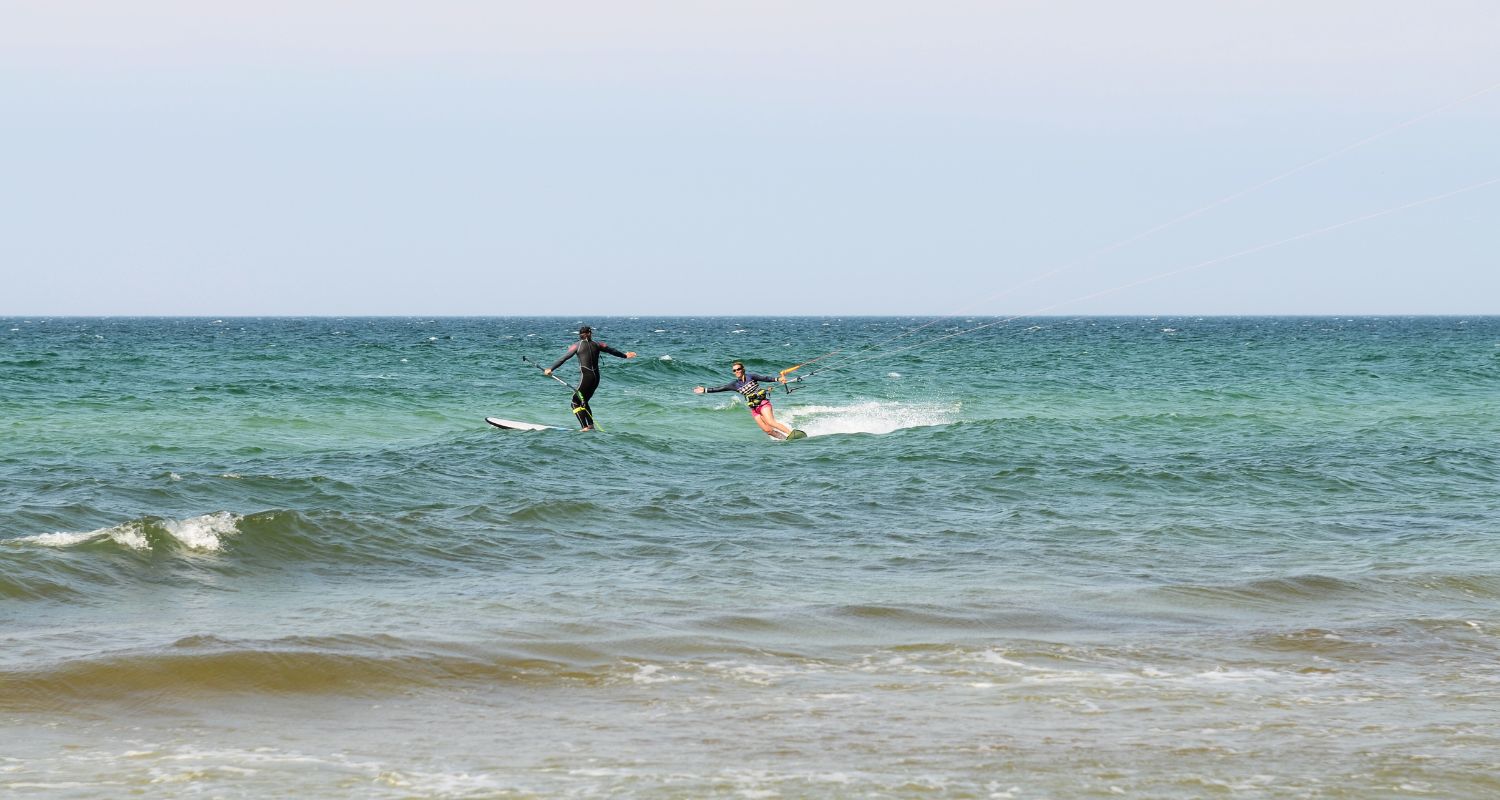 Geschäftsführer beim Surfen auf der Ostsee