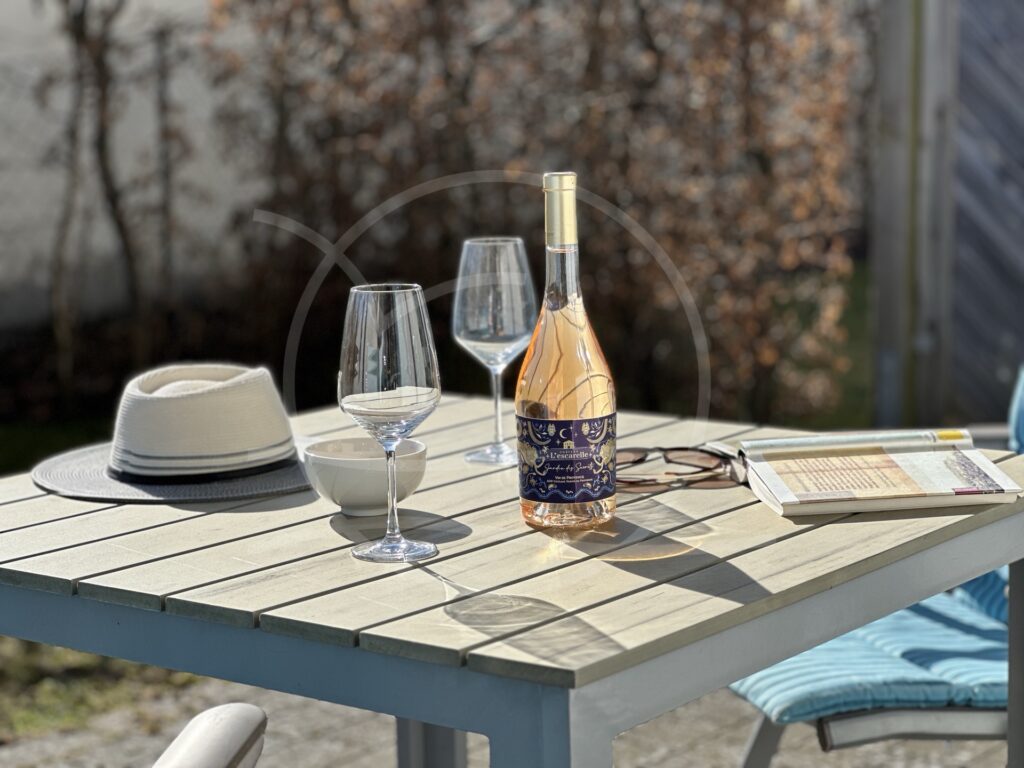 Sonnig draußen essen