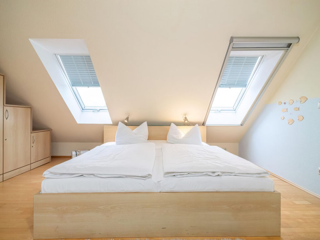 Schlafzimmer mit Doppelbett