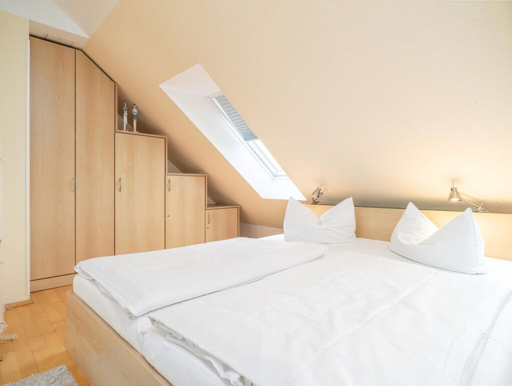 Schlafzimmer mit gr. Schrank