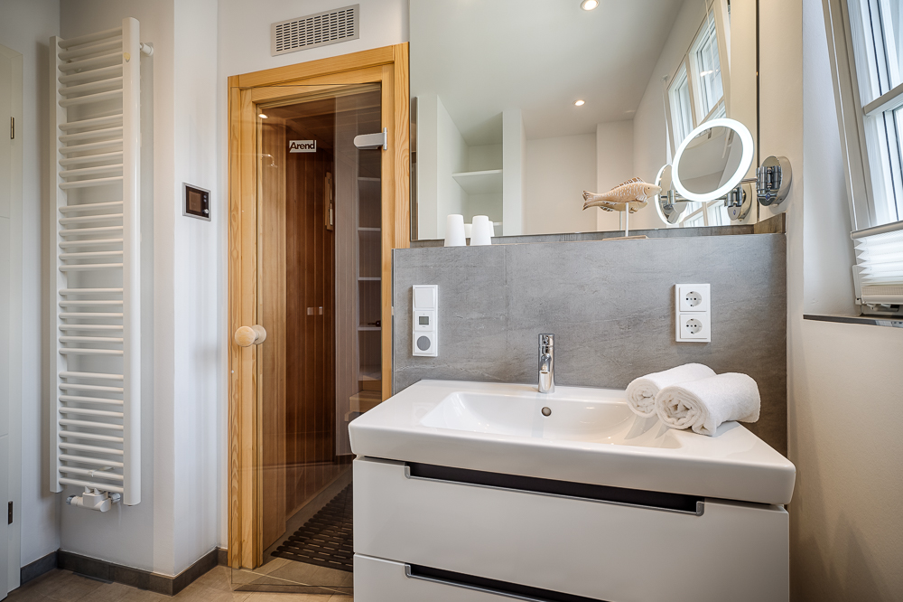 2. Bad mit Sauna, Dusche