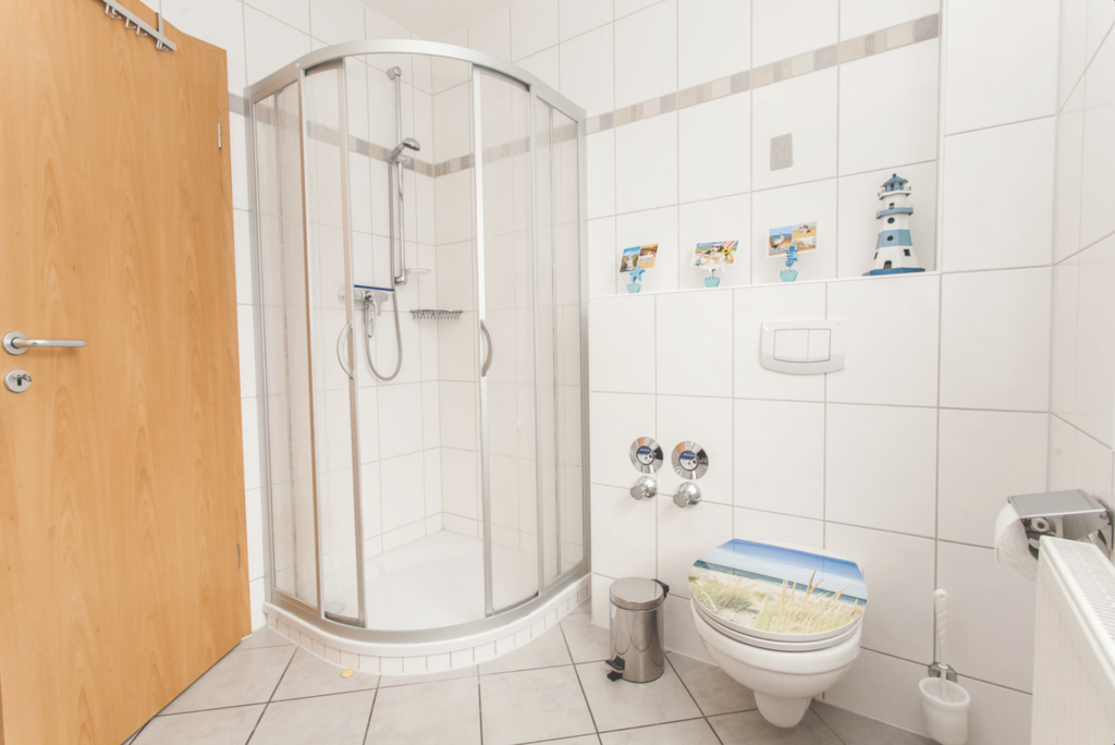 Bad mit Dusche u. Fenster